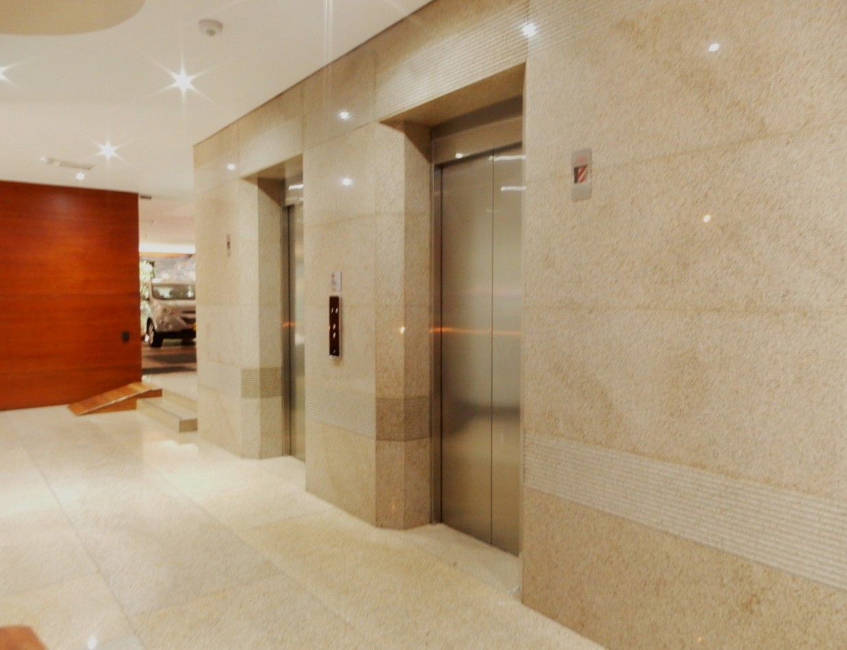 Apartamento en Venta Chico Virrey Exterior 3 Alcobas y Terrazas con 4 Parqueaderos