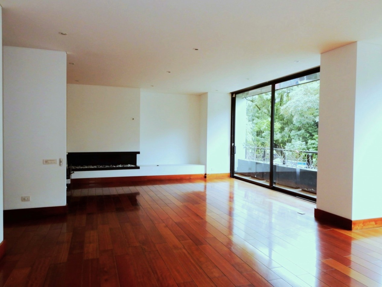 Apartamento en Venta Chico Virrey Exterior 3 Alcobas y Terrazas con 4 Parqueaderos