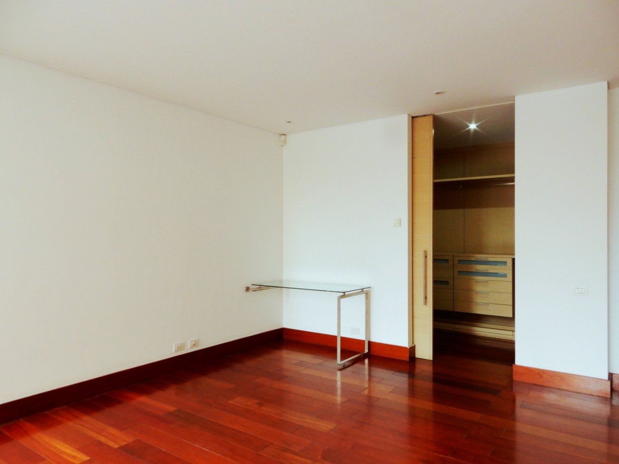Apartamento en Venta Chico Virrey Exterior 3 Alcobas y Terrazas con 4 Parqueaderos