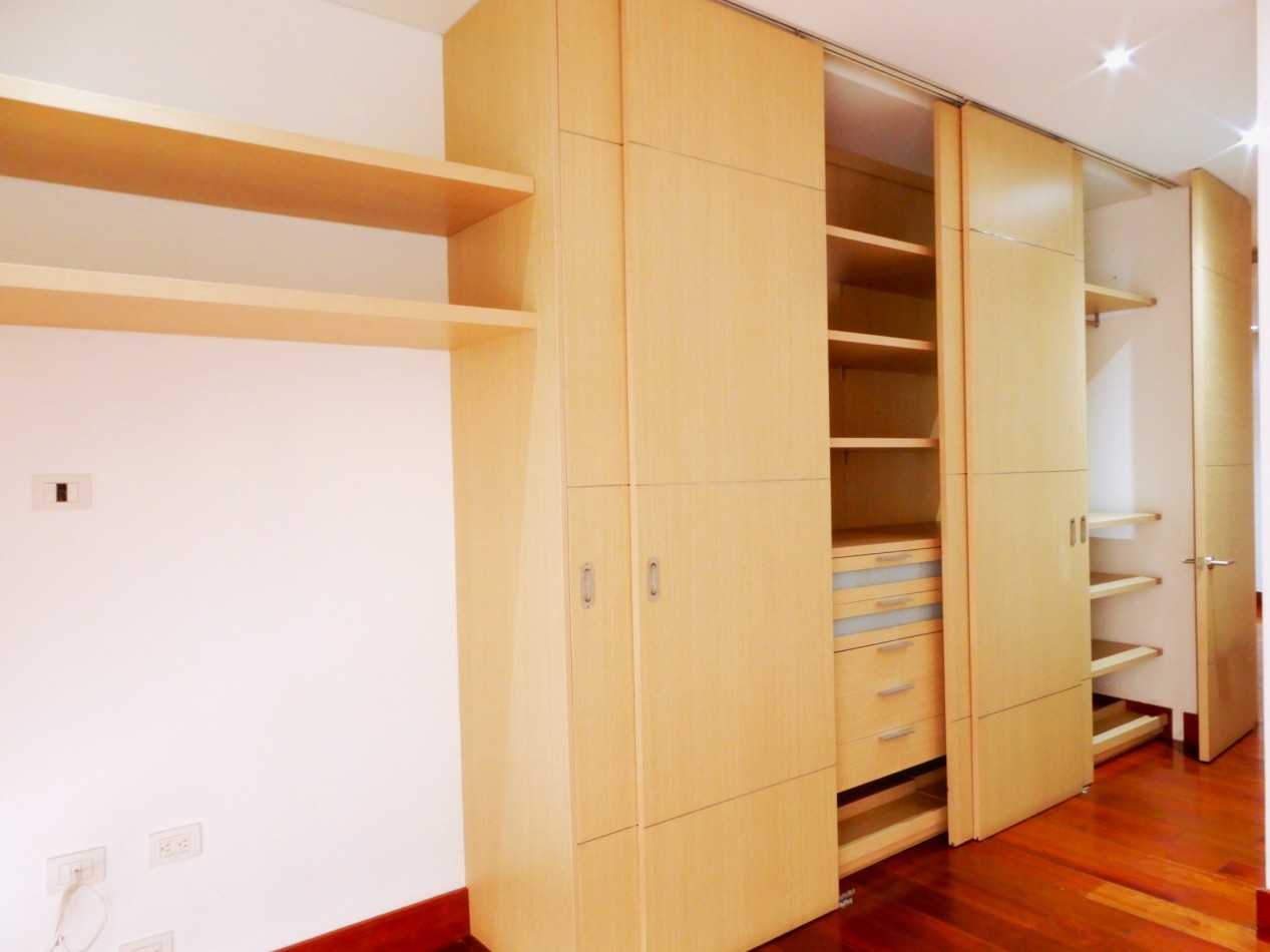 Apartamento en Venta Chico Virrey Exterior 3 Alcobas y Terrazas con 4 Parqueaderos