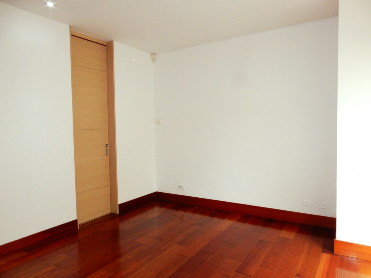 Apartamento en Venta Chico Virrey Exterior 3 Alcobas y Terrazas con 4 Parqueaderos