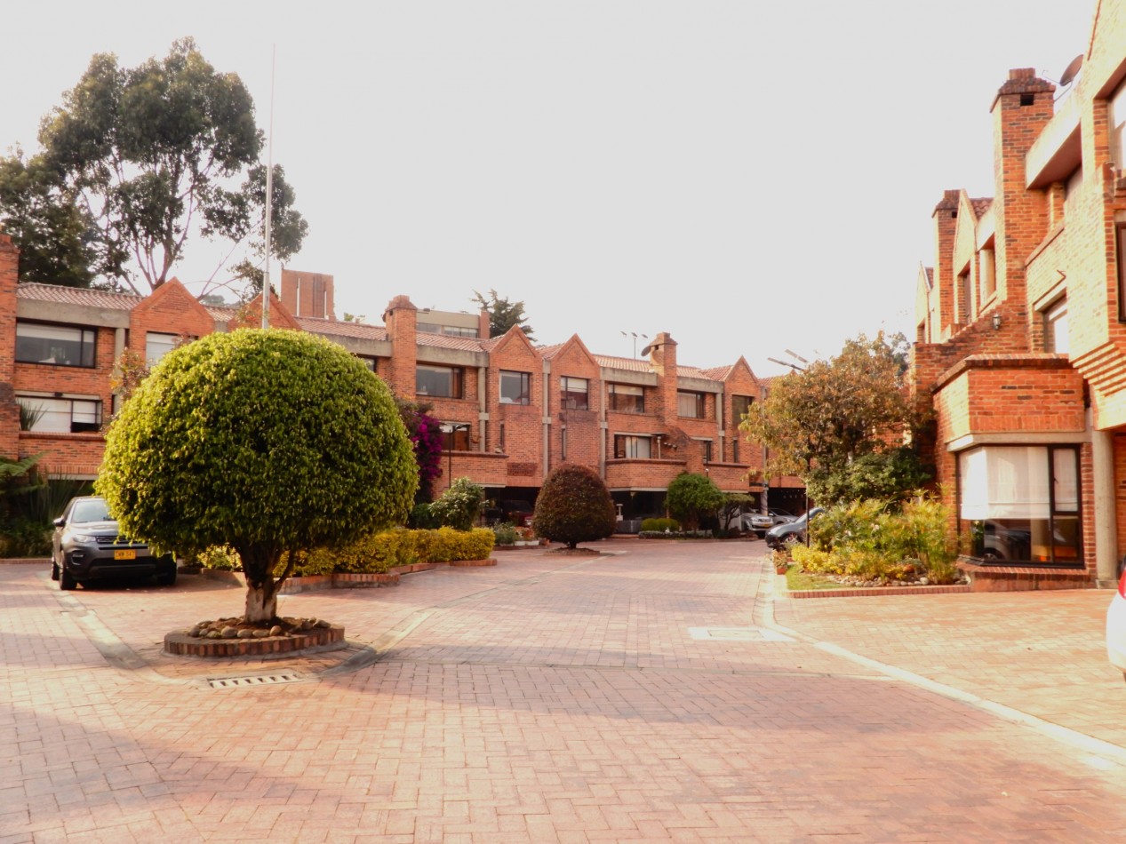 Casa en Venta Conjunto Bosques de Gratamira con 3 Alcobas y 3 parqueaderos.