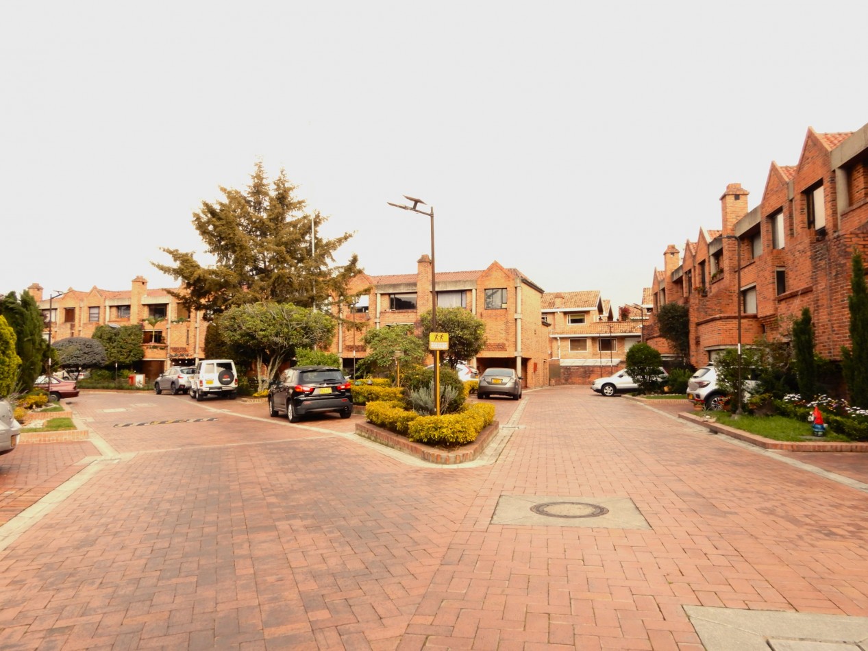 Casa en Venta Conjunto Bosques de Gratamira con 3 Alcobas y 3 parqueaderos.