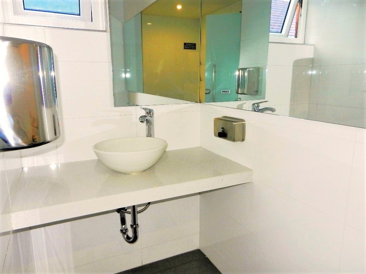 Arriendo Consultorio Medico en San Patricio con Parqueadero